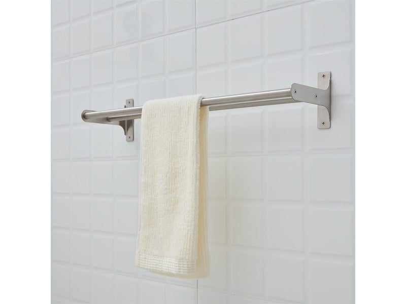 Porte serviettes fixé sur le meuble de salle de bain chromé