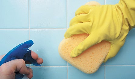 4 astuces pour enlever la moisissure sur les joints de la baignoire